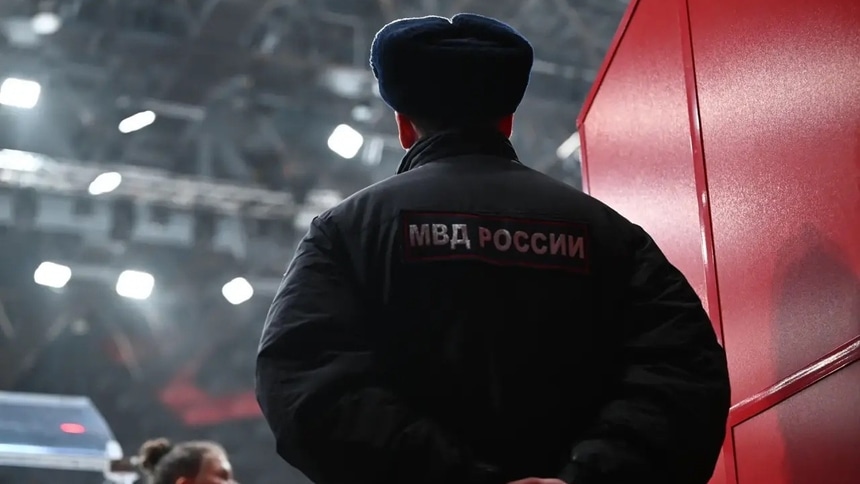 Сотрудники полиции несут службу в СКК Блинова - 2