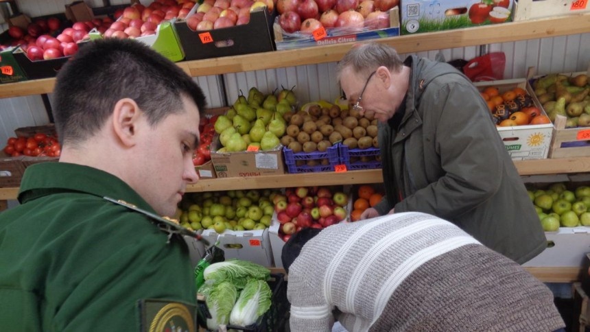 Работники одного из омских рынков неожиданно получили повестки в военкомат