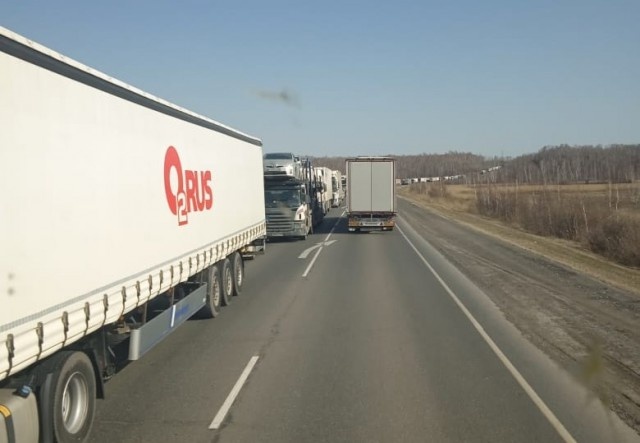 На трассе Тюмень – Омск исчезла пробка из большегрузов